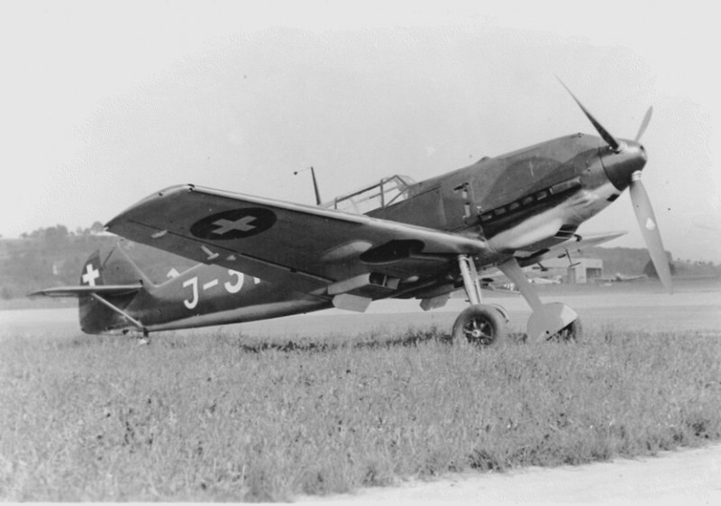 Die J-313 noch ohne Waffen und dem zweifarbigen Tarnschema (RLM 70/71/65) kurz nach der Ablieferung 1939 in Dübendorf (Foto Sammlung H. Dominik)