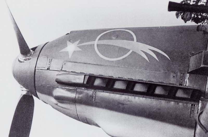 Fl.Kp.9 Me 109 E J-350 mit dem Kometen Abzeichen in Avenches, 1941 (Foto Sammlung H. Dominik)
