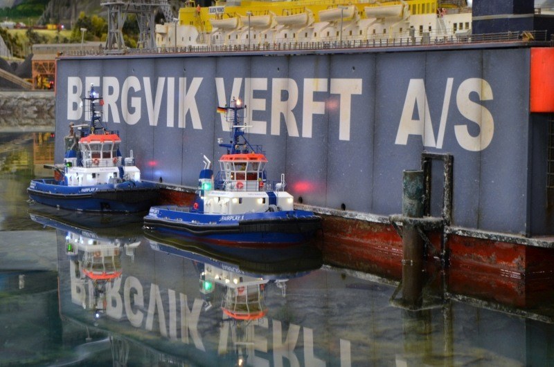 Das Schwimmdock soll verholt werden, die Schlepper stehen bereit.