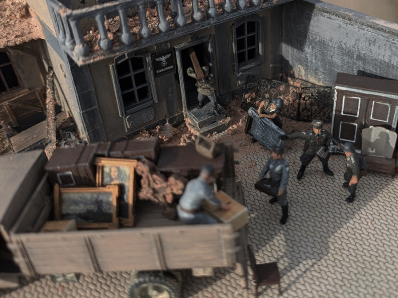 Mercedes-Benz musste die Produktion des Mercedes L3000 einstellen und stattdessen in Lizenz den Opel Blitz 3,6 fertigen