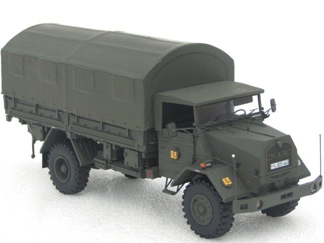 Das Modell zeigt einen Lkw 5t gl (BW) MAN 630 L2AE Pritsche. Die Zugehörigkeitszeichen weisen das Fahrzeug der 1./ PzGrenBtl 13, PzGrenBrig 1 der 1. PzGrenDiv zu.