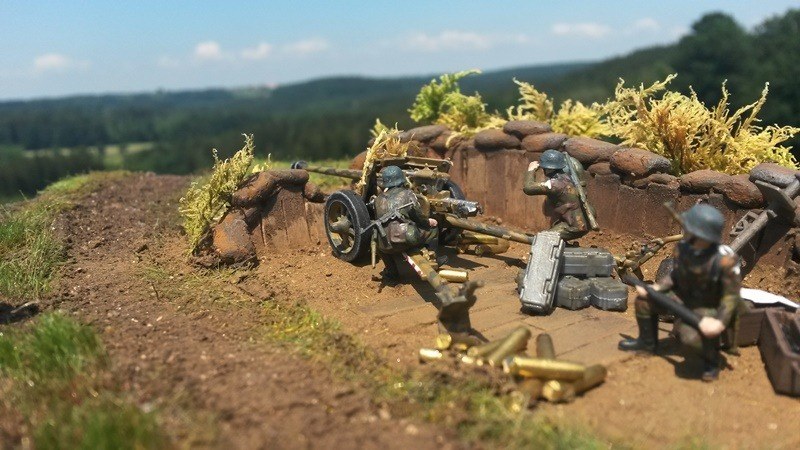 Die 7,5cm Ammo-Boxen stammen ebenfalls von Plasticsoldier und lassen das Diorama noch realistischer wirken.