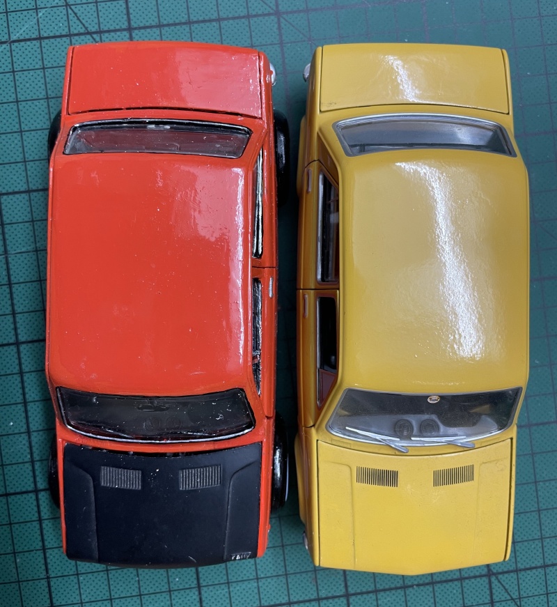 Fiat 128 Politoys (rot) und WhiteBox (gelb)