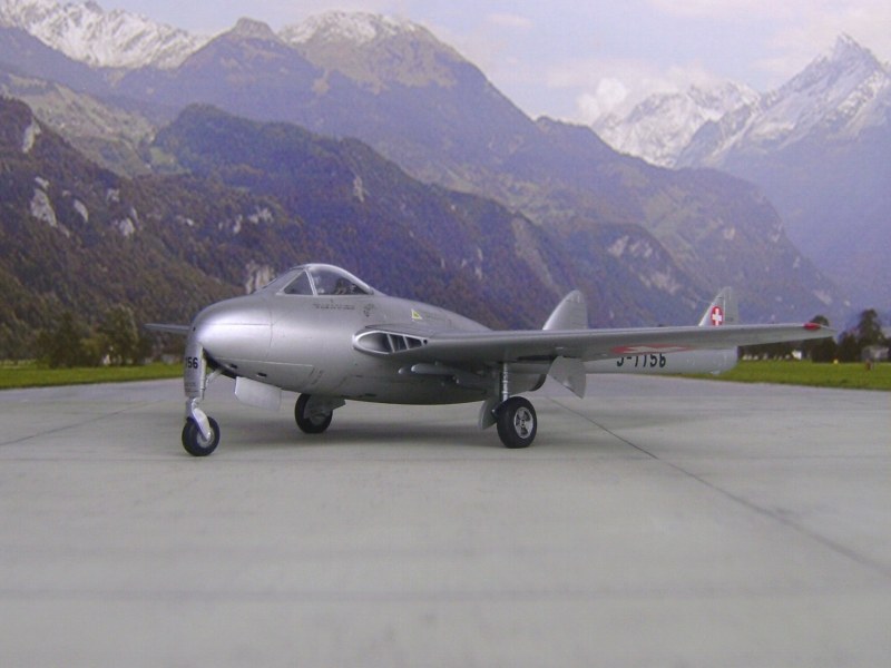 Modell de Havilland DH.100 Mk.6 Vampire J-1156 1955 noch ohne Schleudersitz auf dem Flugplatz in Meiringen