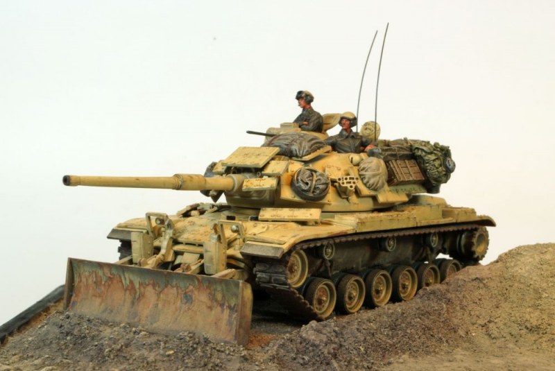 Ein imposanter Anblick: Der M60 mit Zusatzpanzerung und Schaufel