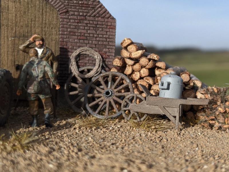 Blick auf den in Eigenregie gebauten Schubkarren. Der Karren besteht aus Furnierholz und einem Rad eines Panzer-IV-Laufrads