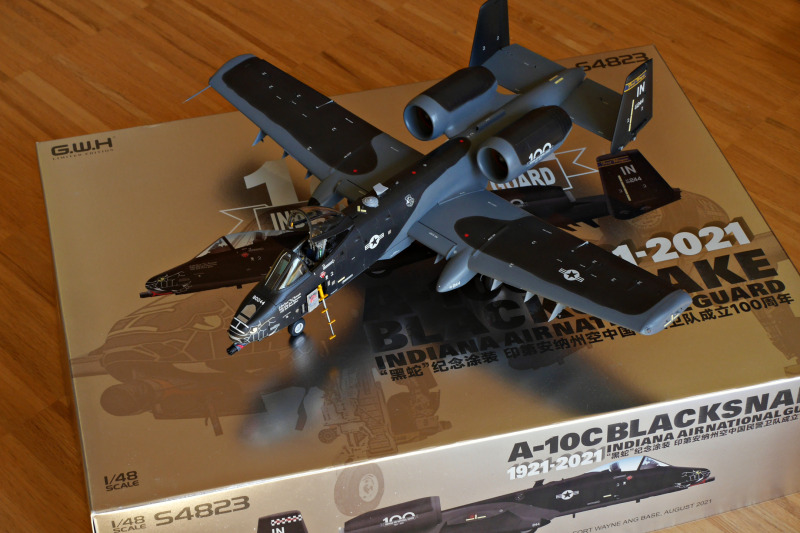 Die Box ist groß und glänzend, der Inhalt ebenfalls