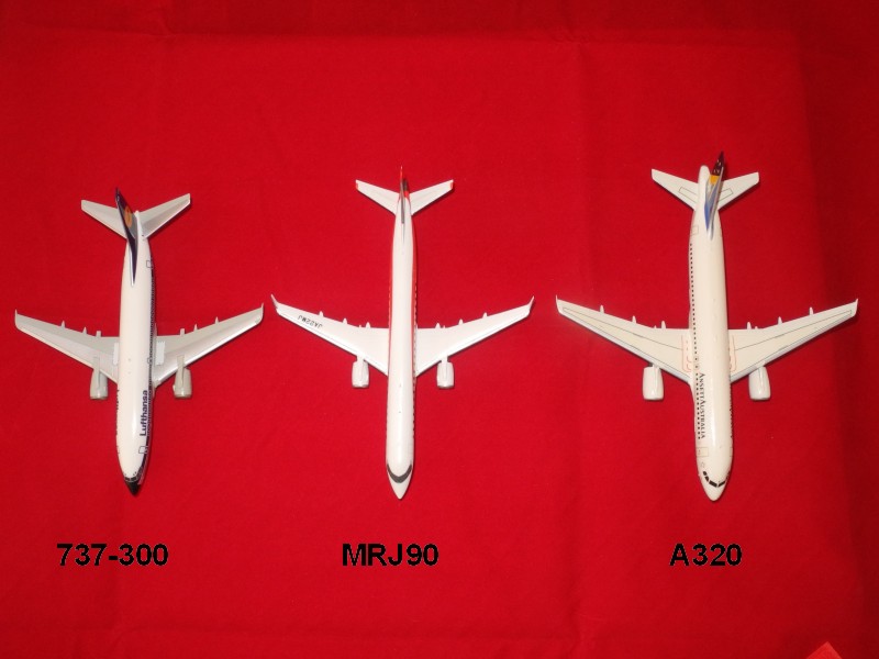 Die zum Vergleich herangezogene Boeing 737-300 ist ein Fertigmodell von Herpa, den A320 habe ich vor Jahren aus einem Hasegawa-Kit gebaut.