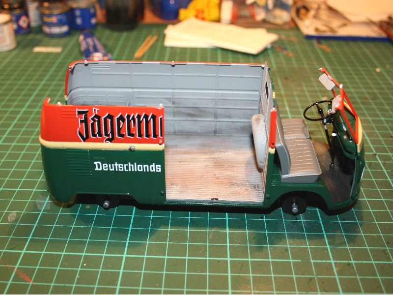 Der Laderaum wurde mit dem Weathering Set von Revell gealtert.