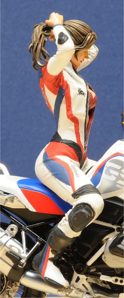 Sitzende Motorradfahrerin - Race Girl