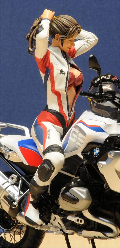 Sitzende Motorradfahrerin - Race Girl