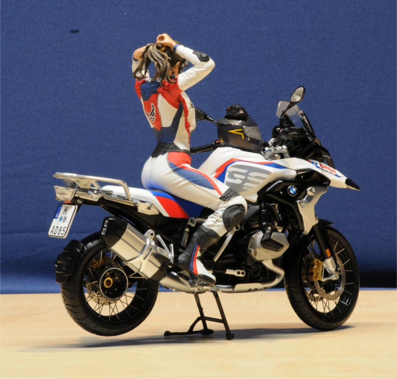 Sitzende Motorradfahrerin - Race Girl