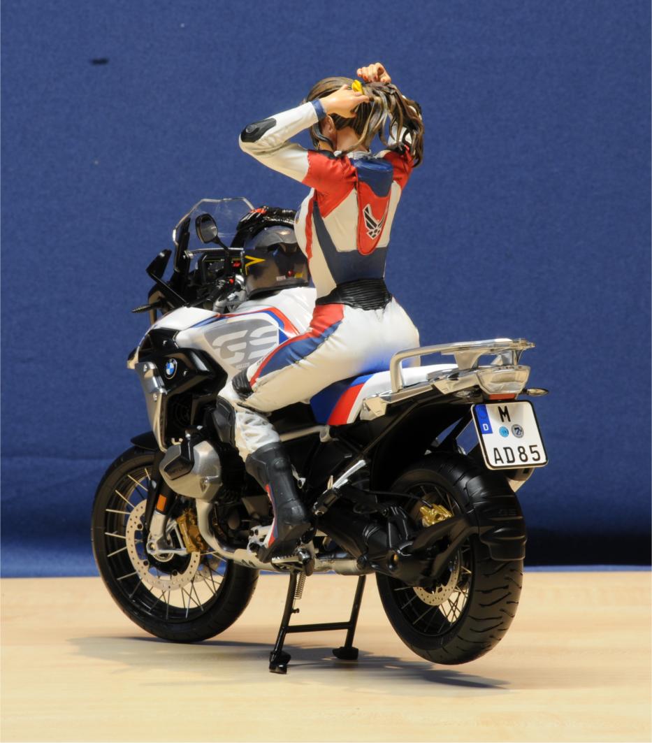 Sitzende Motorradfahrerin - Race Girl