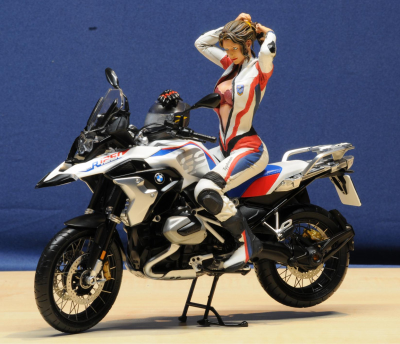 Sitzende Motorradfahrerin - Race Girl
