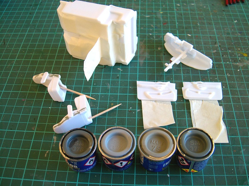 Teile sind fertig für die Lackierung, die Halterungen für die Airbrush-Lackierung sind schon angebracht    