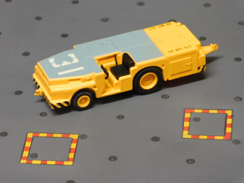 Hobby Master 1:72 HD2002B Tow Tractor - Original