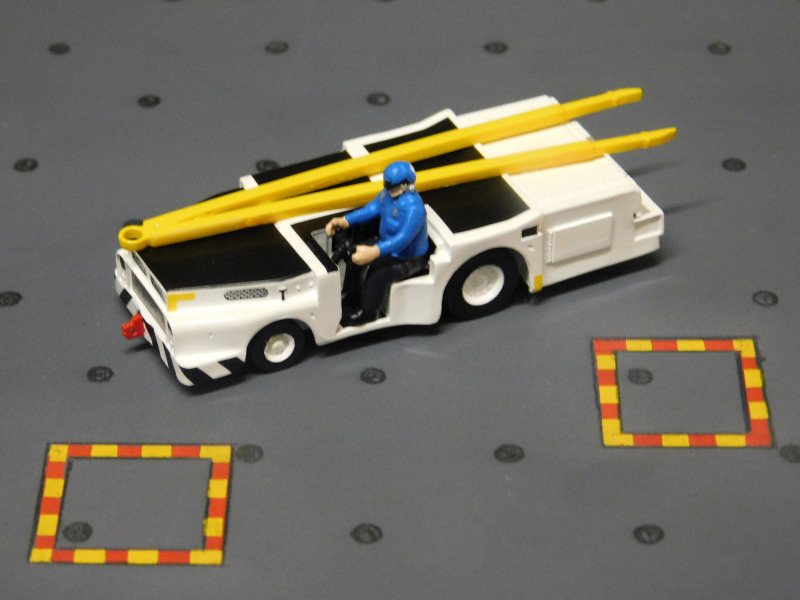TSM-Wing Collection 1:72 - TSMWAC004 US Navy MD-3 Navy Tractor long type with driver figure - Teil 1