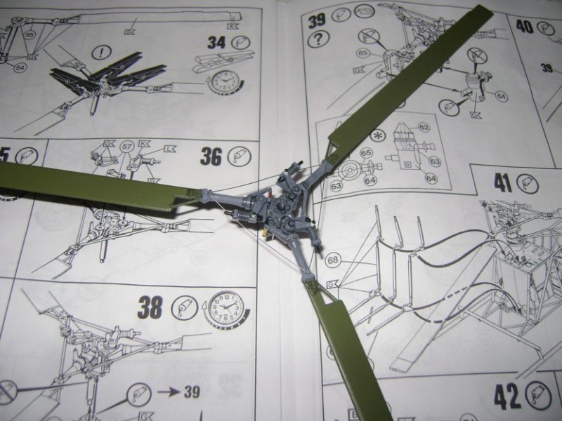 Vorgefertigter Hauptrotor noch ohne Decal Beschriftung