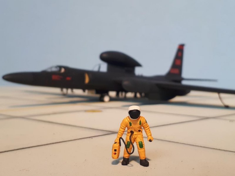 Der Lockheed U-2R / TR-1A Pilot atmet reinen Sauerstoff vor dem Flug.