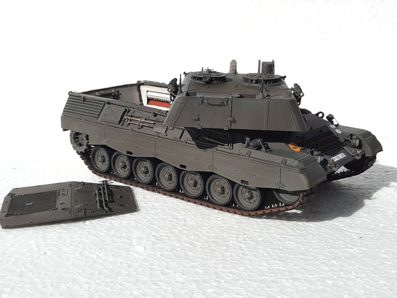 Leopard 1A4 mit offenem Motorraum