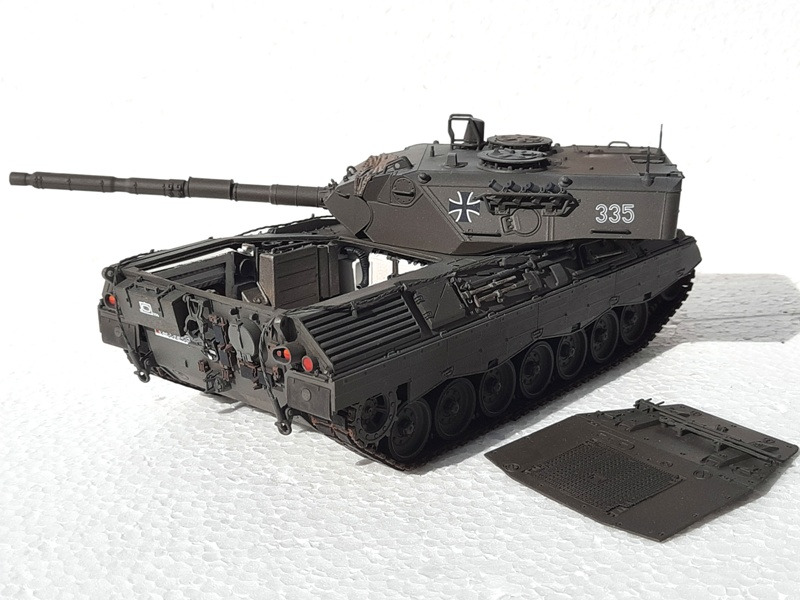 Leopard 1A4 mit offenem Motorraum