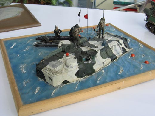 Diorama mit Amphibienfahrzeug und Froschmännern