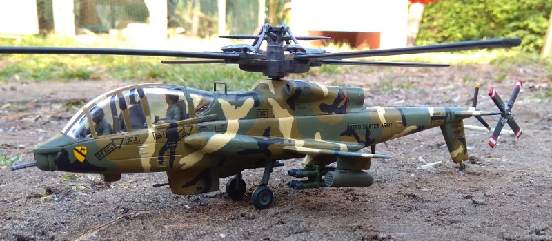Die Decals sind - bis auf das Wappen der 1st Air Cavalry - alle aus dem Bausatz und ließen sich ganz gut verarbeiten