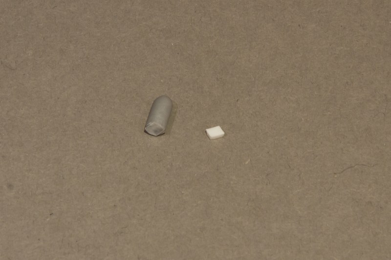 Dann wurde der mittlere 'Fuß' aus Plastik geschnitten, welcher eine Form eines Trapez hat, die Maße betragen 2,1mm x 1,62mm.