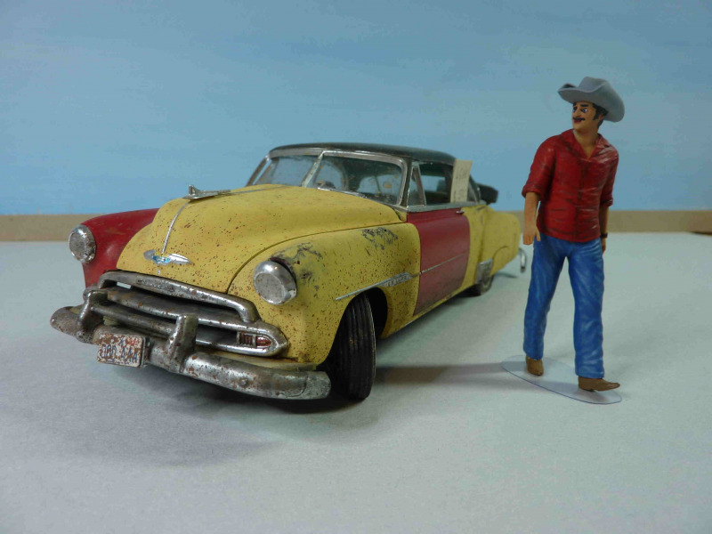 Figuren in, auf und neben Autos
