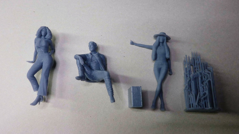 Figuren in, auf und neben Autos