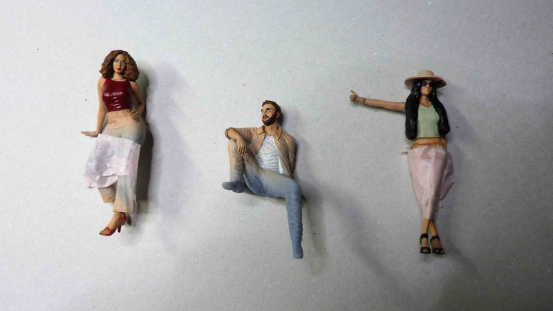 Figuren in, auf und neben Autos