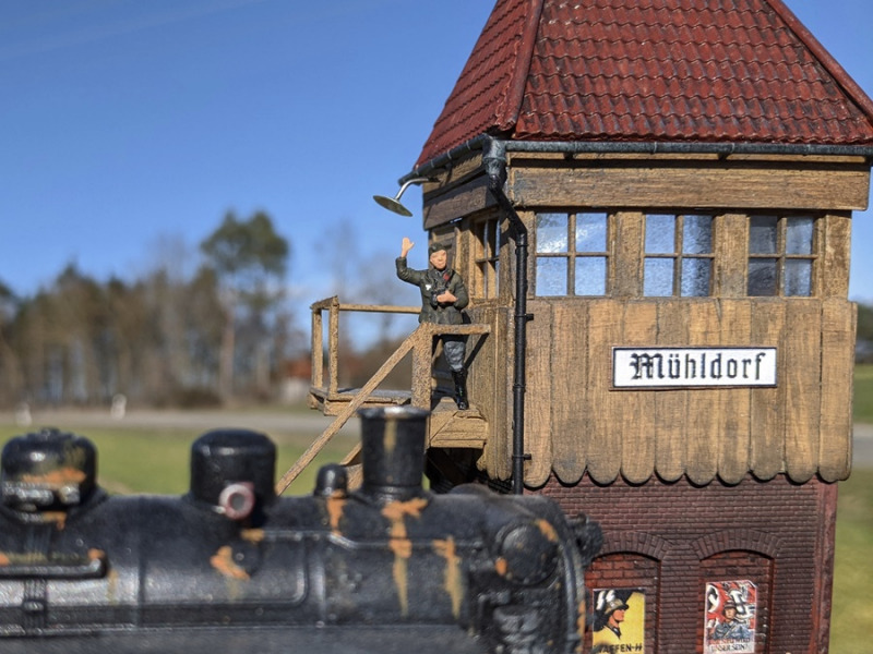 Der Stellwerksturm besteht aus einem Unterbau aus 1:87 Auhagen Plastikteilen und einem Holzaufbau aus Kaffeerührstäbchen eines bekannten Schnellrestaurants