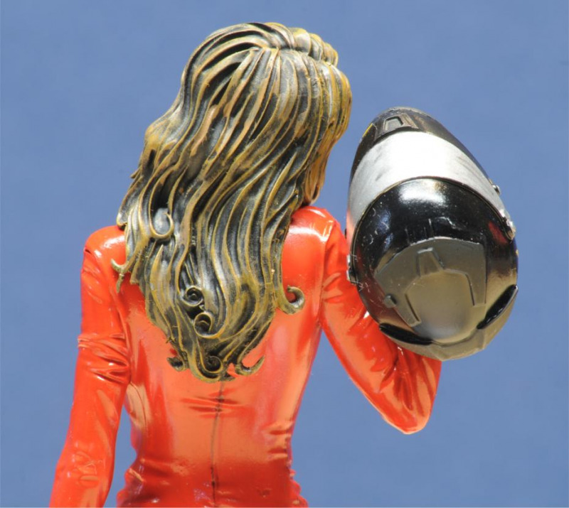 Motorradfahrerin angelehnt an Motorrad