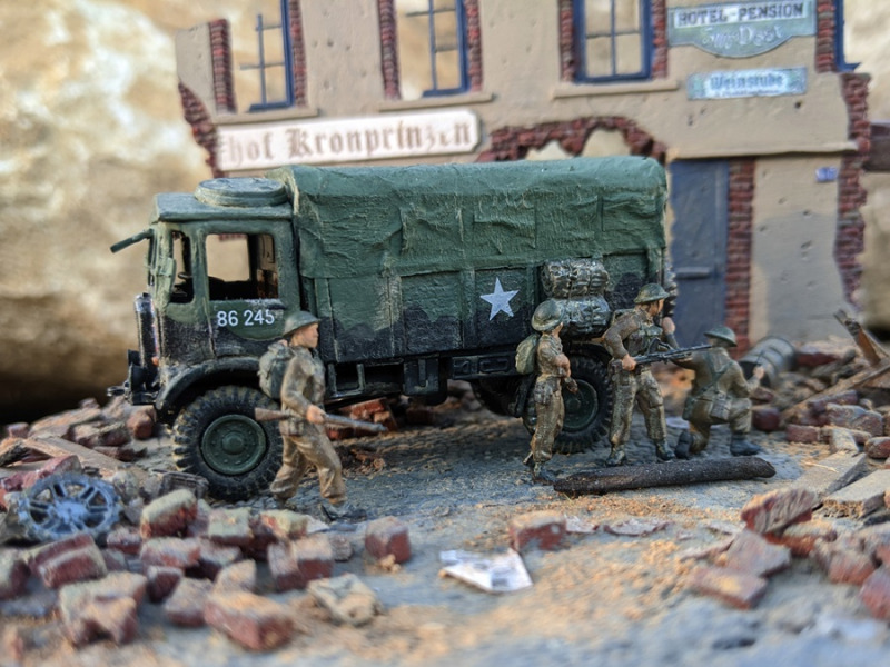 Britische Soldaten suchen Deckung hinter dem britschen Lastkraftwagen