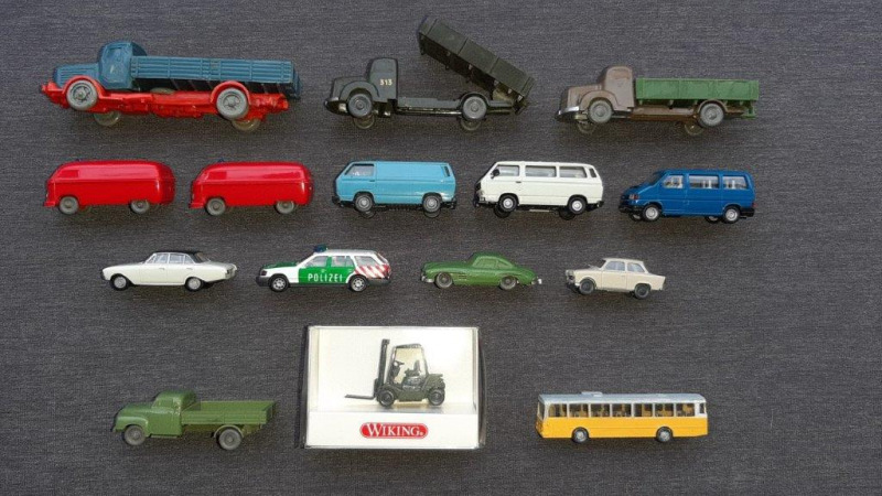 Die Fahrzeug-Modelle, teilweise noch mit geschlossenen Fenstern, stammen aus meiner frühen 1950/60er „Spielzeugkiste“. Später folgen die Modelle mit Klarsichtfenstern, die den Liebreiz der Modelle unwahrscheinlich erhöhen.