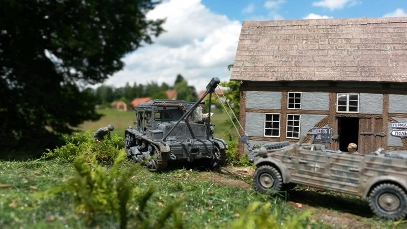 ...hat einen defekten deutschen Kübelwagen im Schlepptau.