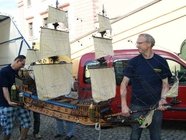 Clubmitglieder helfen beim Tranport des größten Modells der Ausstellung. Gut, dass es in zwei Teile zerlegbar ist.