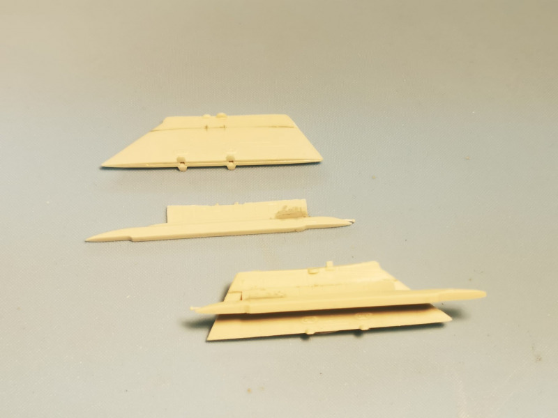 Die Startrampe für die Sidewinder-Rakete (launch unit 7 - LAU 7) wurden an die rumpfzugewandte Seite der Inboard-Lastträger geklebt. 