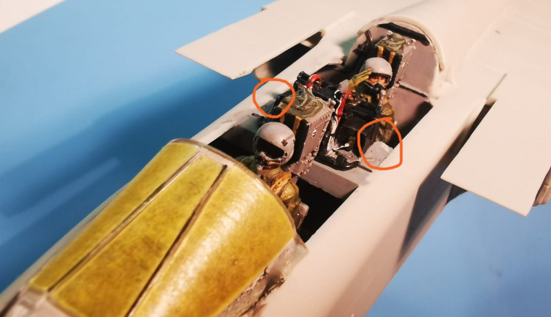 Die ASSTA-3 Instrumentenkonsole des Backseaters muss sehr deutlich (mindestend drei Millimeter je Seite!) zurückgeschnitten werden, damit man das Canopy bündig auf den Rumpf aufsetzen kann.