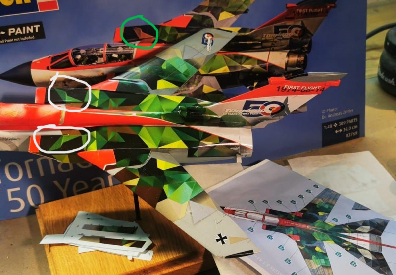 Auf den Oberseiten der beiden Lufteinlässe sind jeweils zwei der Rauten von Revell in grüner Farbe dargestellt, beim Original sind sie allerdings braun.