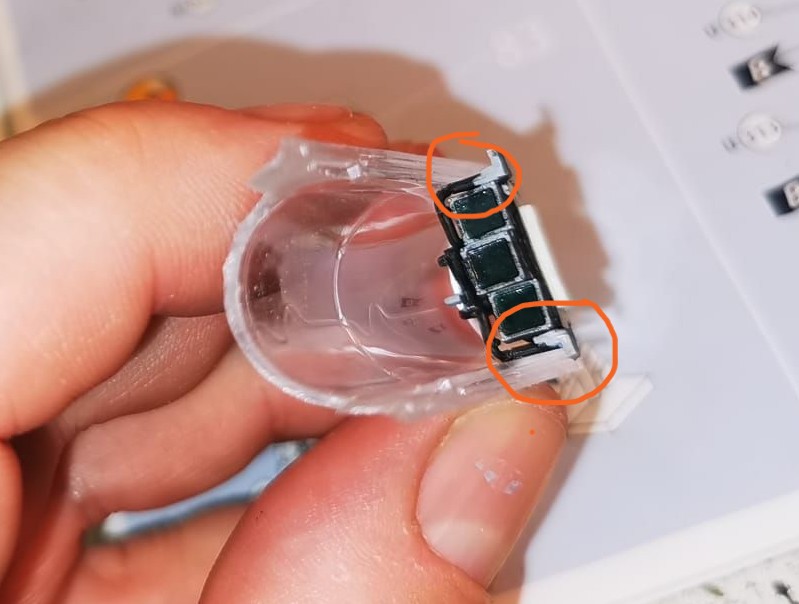 Die ASSTA3-Instrumente des Backseaters passen übrigens gar nicht in die Cockpitkanzel. Die Instrumente stehen links und rechts über.