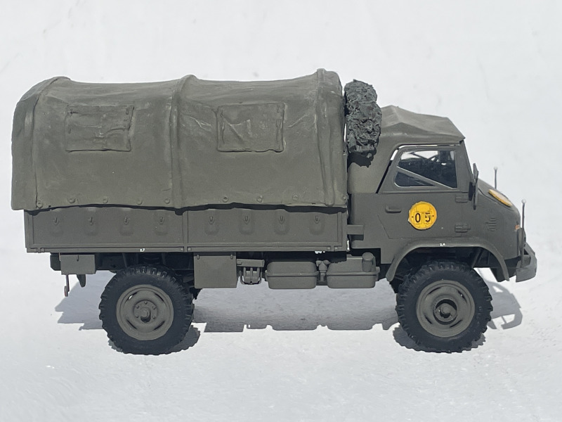 Unimog S404 mit Pritsche-Verdeck geschlossen