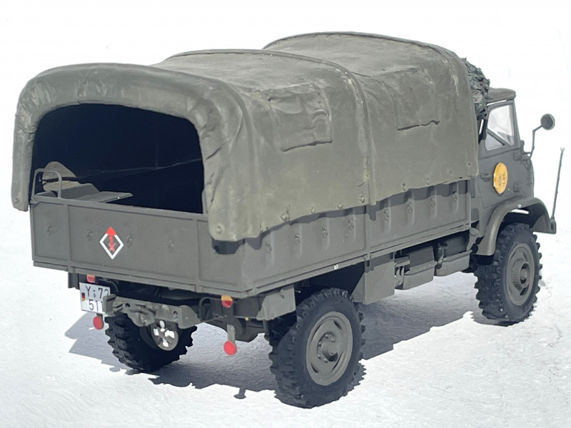 Unimog S404 mit Pritsche-Verdeck geschlossen