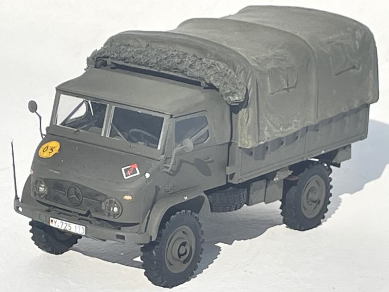 Unimog S404 mit Pritsche-Verdeck geschlossen