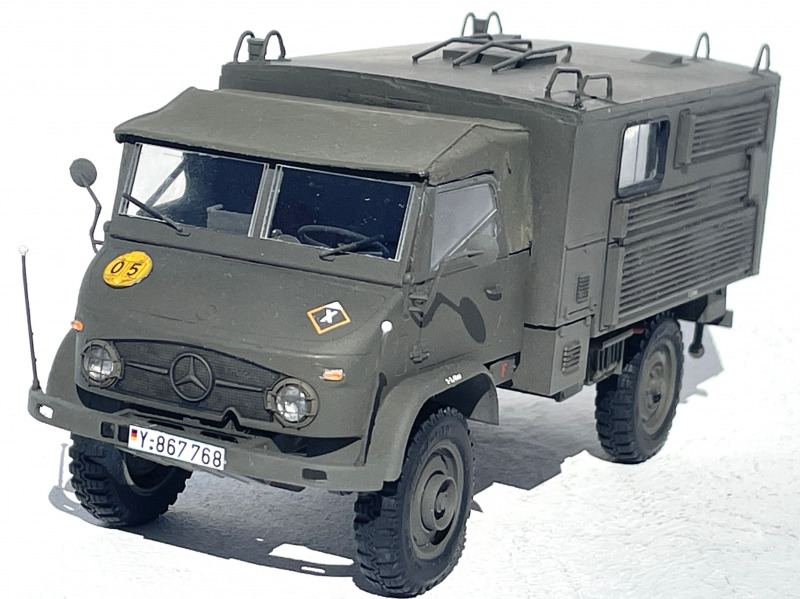 Unimog S404 mit Fernmelde-Sonderkoffer