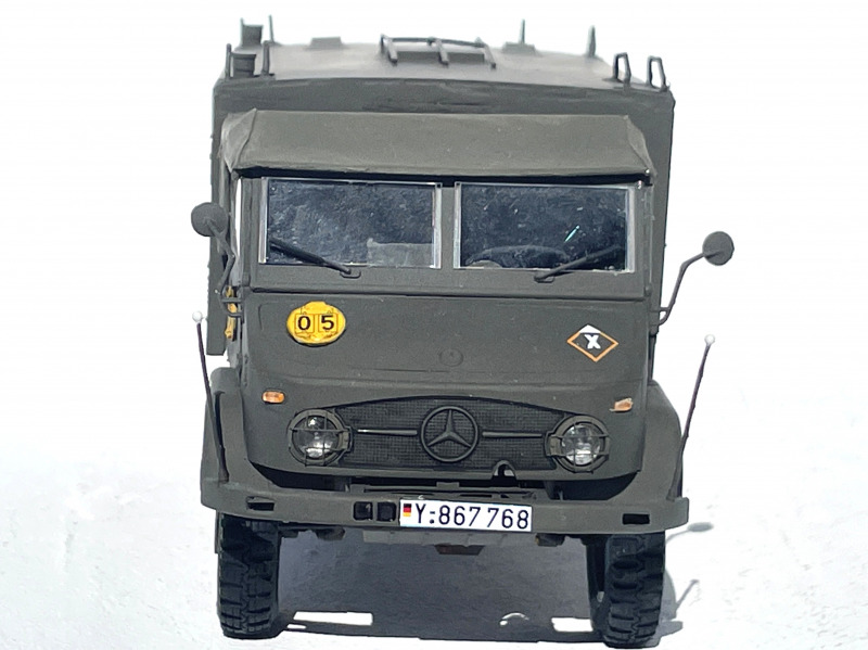 Unimog S404 mit Fernmelde-Sonderkoffer