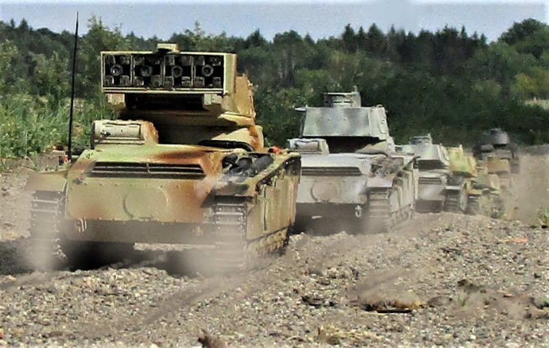 Neubaufahrzeug mit Vierfach-Werfer im Marsch