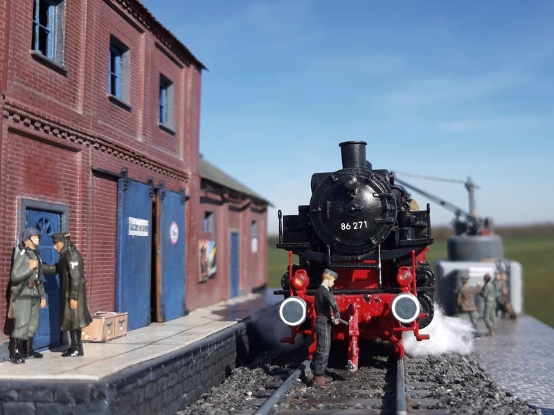 Blick auf die Front des noch in reichsbahntypischem Rot und Schwarz lackierten Zugpferdes