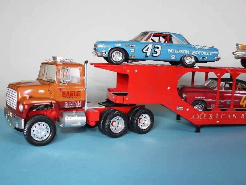 Der alte Autotransporter von AMT paßt auch gut zum Ford.