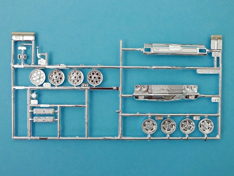 Der Spritzling mit Chromteilen, oben die 'Custom' Felgen